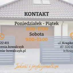 Grafika reklamowa firmy z danymi kontaktowymi na tle nowoczesnej posesji z szarym, poziomym ogrodzeniem i bramą.
