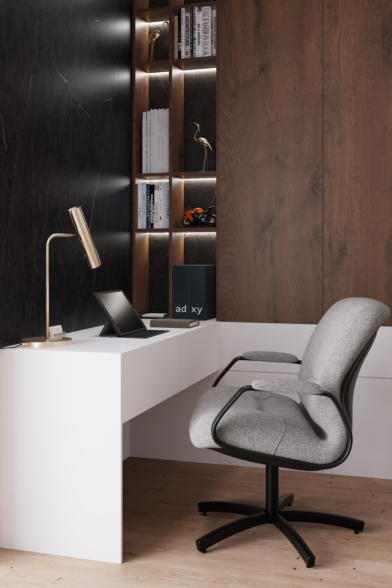 Nowoczesne biuro domowe z białym biurkiem, szarym krzesłem obrotowym i oświetleniem LED w regale z dekoracjami: złotymi figurkami ptaków i modelem motocykla.