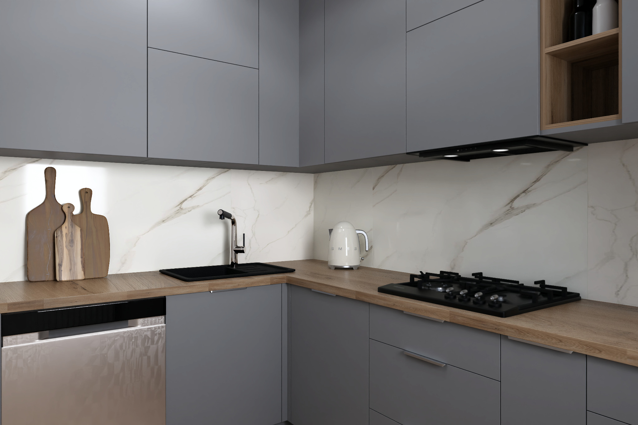 Szara kuchnia z drewnianym blatem, białą marmurową ścianą, czarnym zlewem i płytą gazową oraz białym czajnikiem Smeg. Na blacie stoją trzy drewniane deski do krojenia o różnej wielkości.