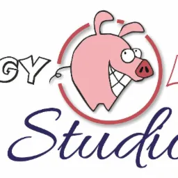 Ilustracja logo firmy Piggy Art Studio przedstawiająca uśmiechniętą świnię w czerwonym okręgu, z napisem 'Piggy Art' powyżej i 'Studio' poniżej.