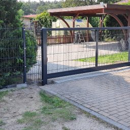 Brama przesuwna z wypełnieniem panelem ogrodzeniowym 