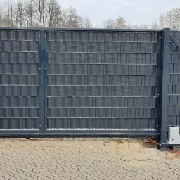 automatyczna brama przesuwna wypełniona taśmą maskującą