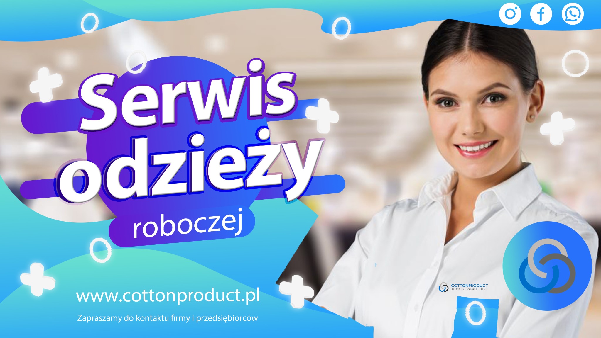 Grafika reklamowa serwisu odzieży roboczej z uśmiechniętą kobietą w białej koszuli, logo firmy i adresem strony internetowej na tle z rozmytym wnętrzem sklepu.