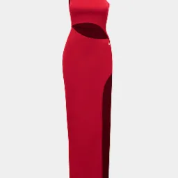 Elegancka, długa, czerwona suknia na jedno ramię z wycięciem w talii i wysokim rozcięciem na nodze, prezentowana na jednolitym, jasnym tle.