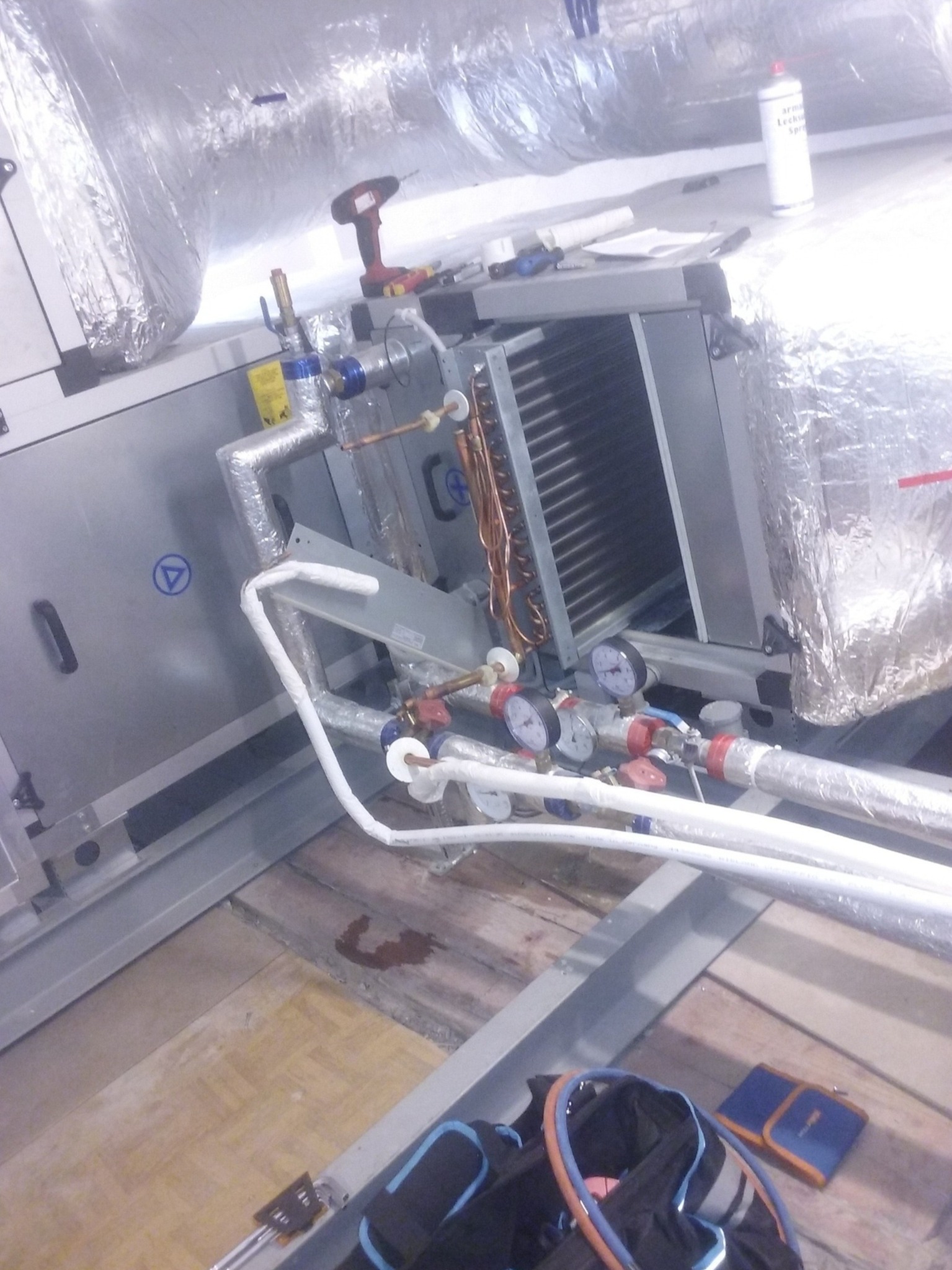 Niezlutowane kolanko w parowniku nowej centrali wentylacyjnej- usuwanie nieszczelności