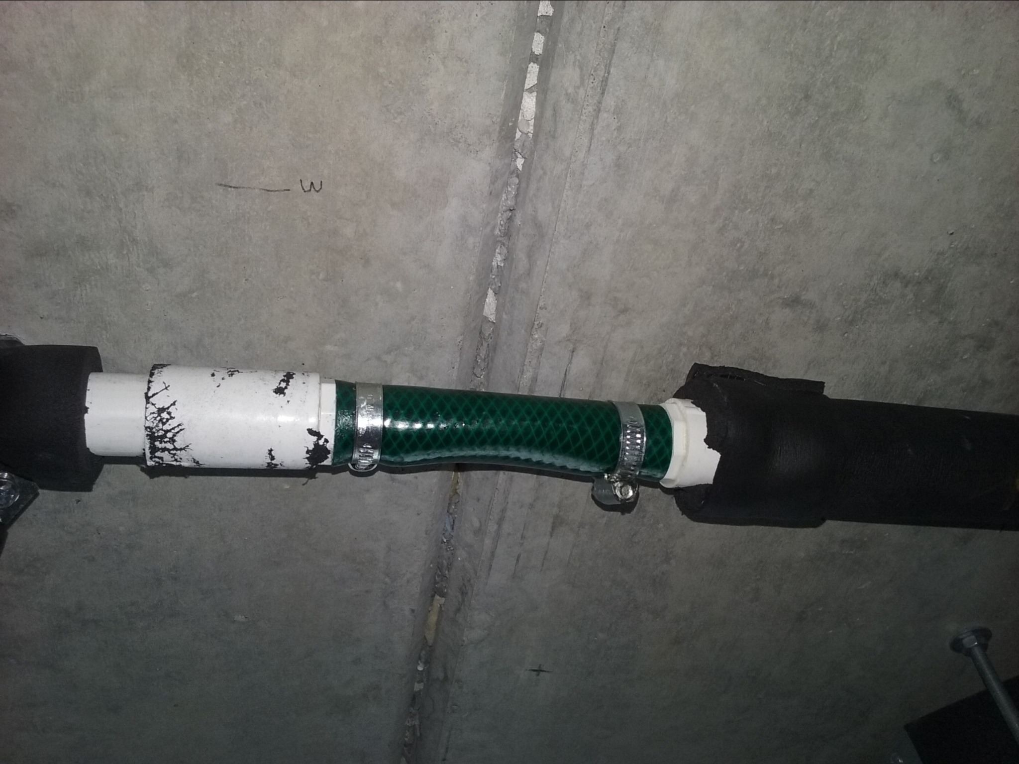 Cieknący odpływ skroplin- kreatywność trójmiejskich monterów