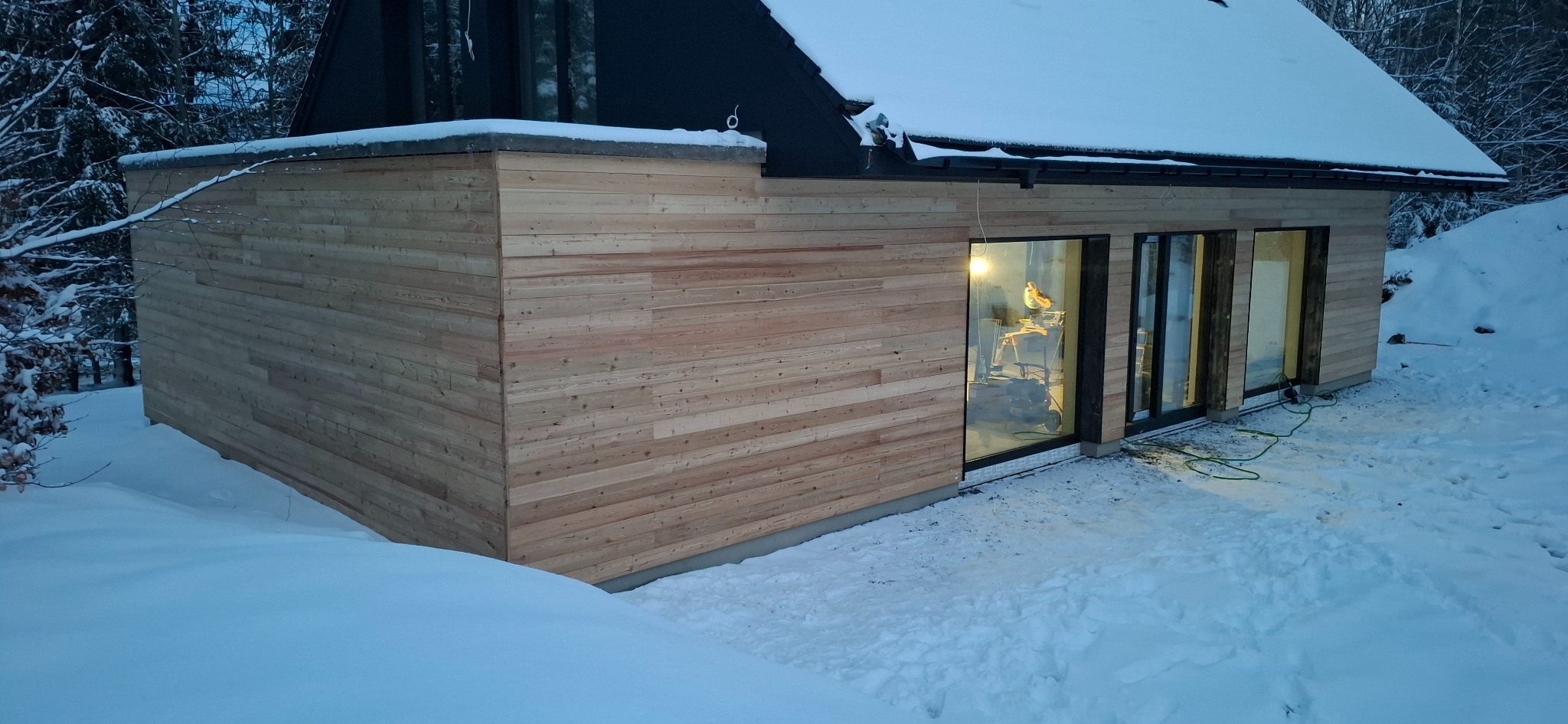 Elewacja z swierka Syberyjskiego na 20cm izolacji styropianowej.