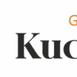 Logo firmy Gdańskie Kuchnie, przedstawiające schematyczny plan kuchni z dwoma krzyżykami, oraz nazwę firmy zapisaną ciemną czcionką, z pomarańczowym napisem 'Gdańskie' nad słowem 'Kuchnie'.