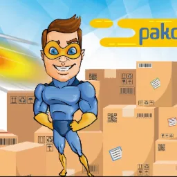 Ilustracja przedstawiająca postać superbohatera na tle stosu kartonowych pudeł, z logiem 'pakomat.pl' i adresem firmy, oraz dynamicznie przemieszczające się paczki z efektem płomieni.