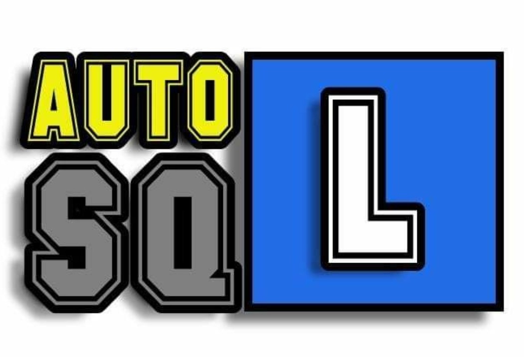 Logo z napisem AUTO SQL, żółto-szaro-niebieskie litery z czarnym obrysem, wyraźny cień.