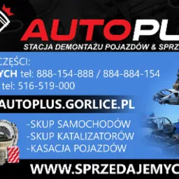 Grafika reklamowa firmy Autoplus z Gorlic, oferującej demontaż pojazdów i sprzedaż części, w tle dźwig podnosi wrak białego busa, a na pierwszym planie widoczne filtry i sprzęgła samochodowe.