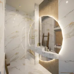 Nowoczesna łazienka z marmurowymi płytkami, złotą armaturą i podświetlanym lustrem w kształcie łuku, odbijającym drewnianą drabinkę na ręczniki.