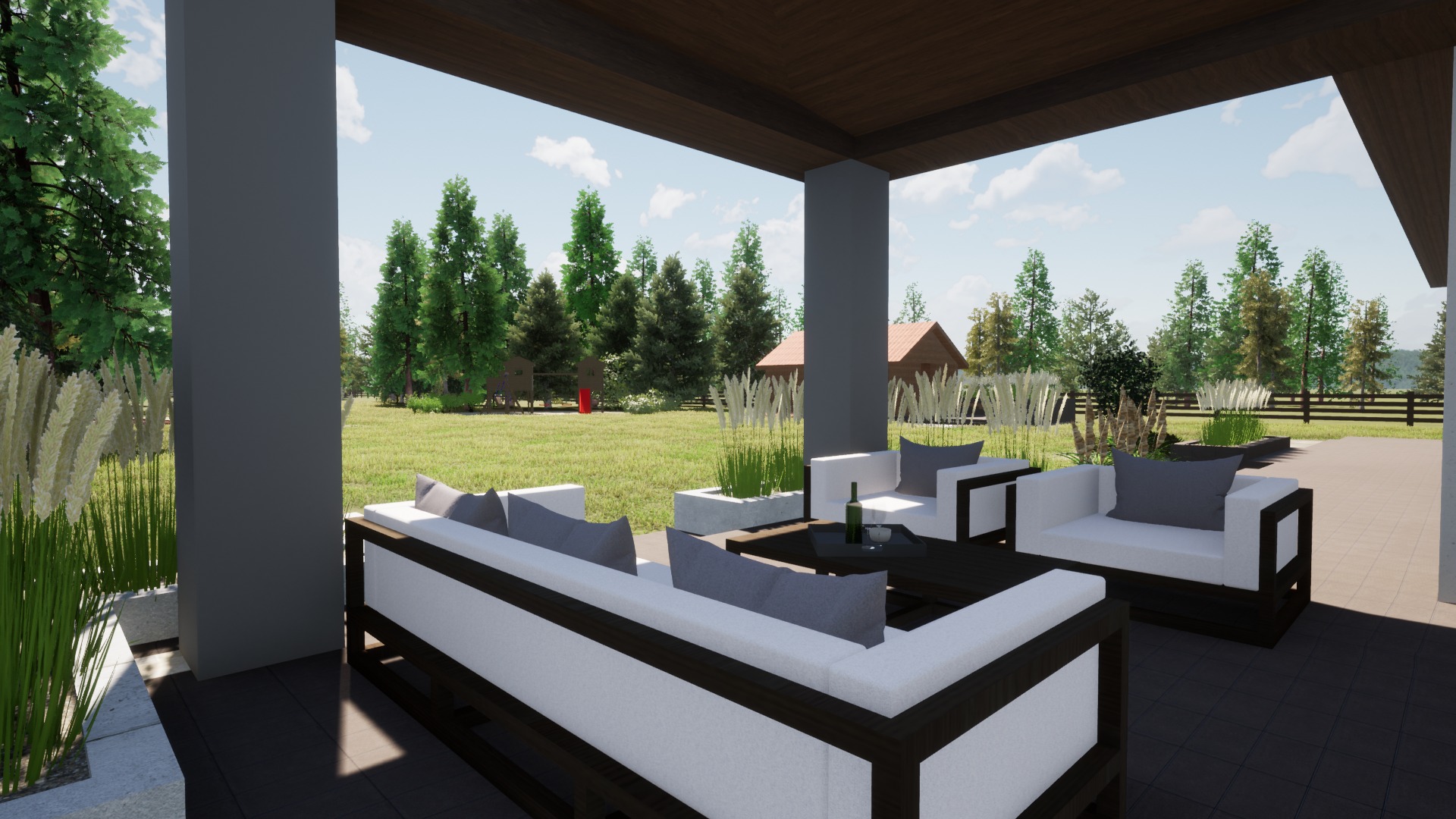 Zadaszony taras z nowoczesnymi meblami ogrodowymi: białe sofy z szarymi poduszkami, czarny stolik kawowy z butelką i kieliszkiem, widok na trawnik z drzewami i domem w tle.