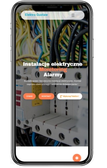 Smartfon wyświetlający stronę internetową firmy Elektra Gustav, specjalizującej się w instalacjach elektrycznych, monitoringu i alarmach. W tle widoczne kable elektryczne.