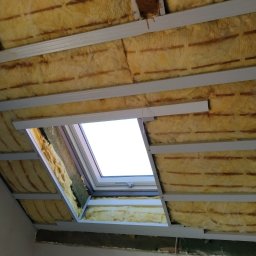 Instacjekompleksowo.pl- Tze.pl Wrocław - Montaż okna dachowego w ocieplonym poddaszu z widoczną konstrukcją z płyt karton gips, izolacją z wełny mineralnej i metalowymi profilami.