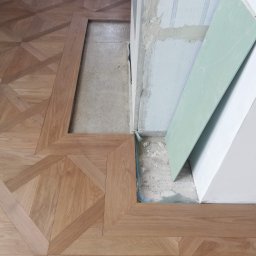 Parkiet taflowy z bordiurą. 