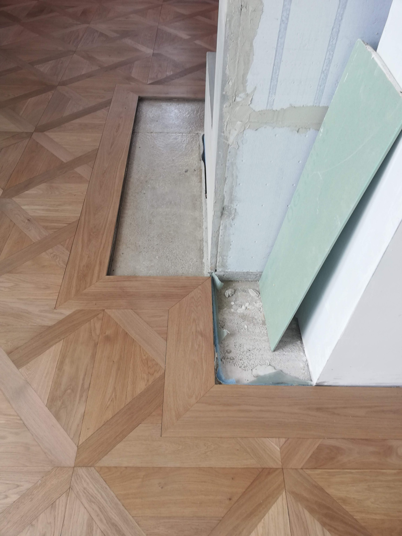 Parkiet taflowy z bordiurą.