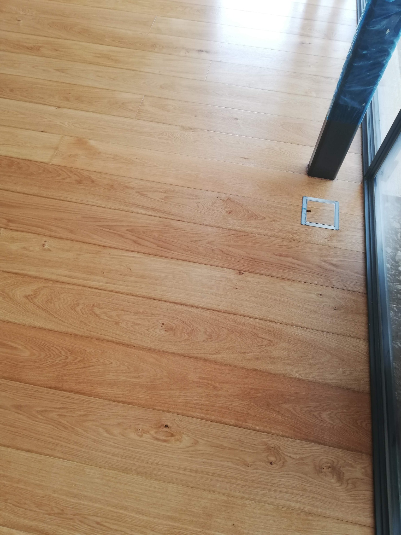 Podłoga warstwowa z gniazdem wpuszczonym w podłogę.