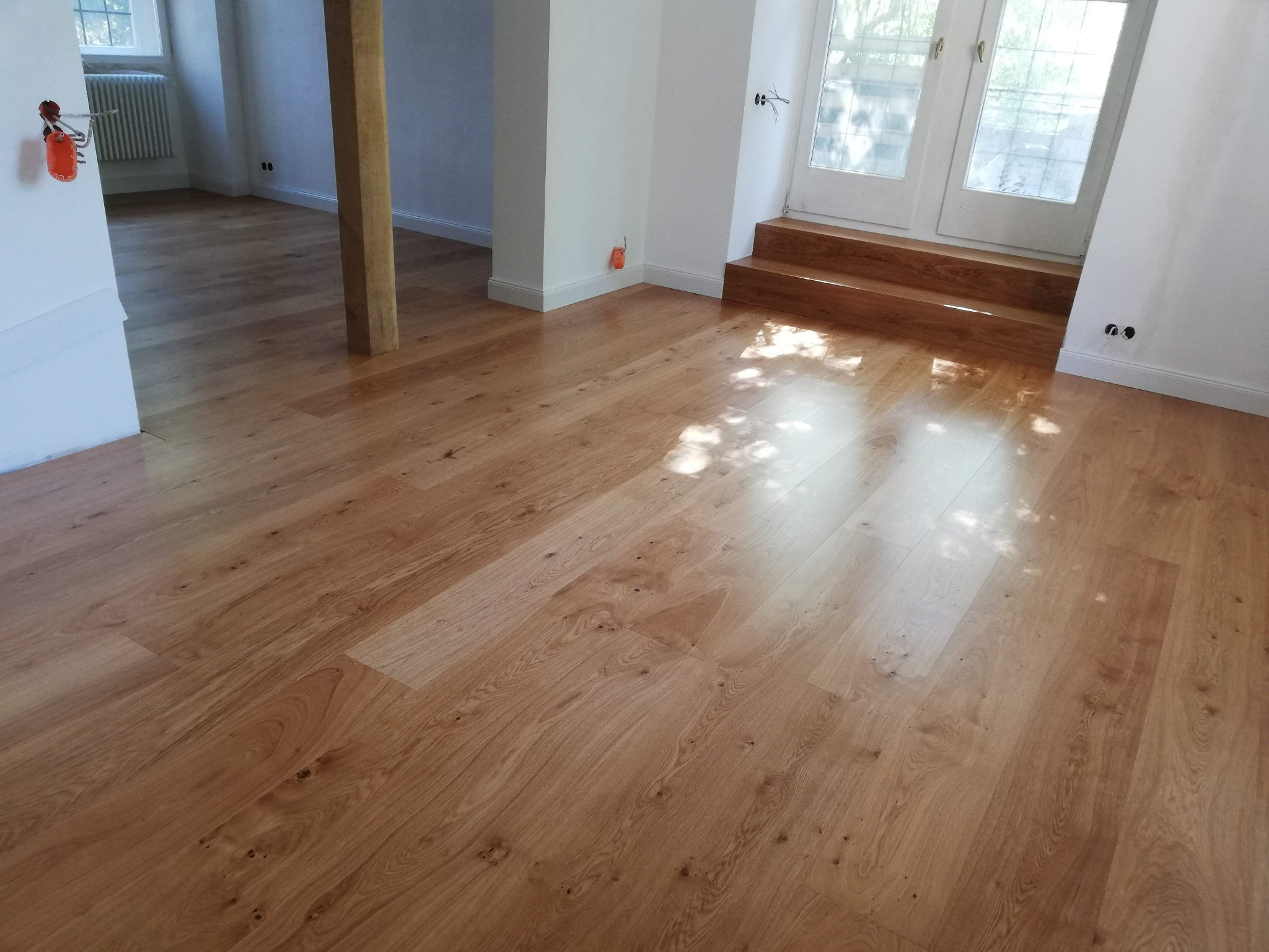 Podłoga dębowa warstwowa wraz ze schodami na taras.