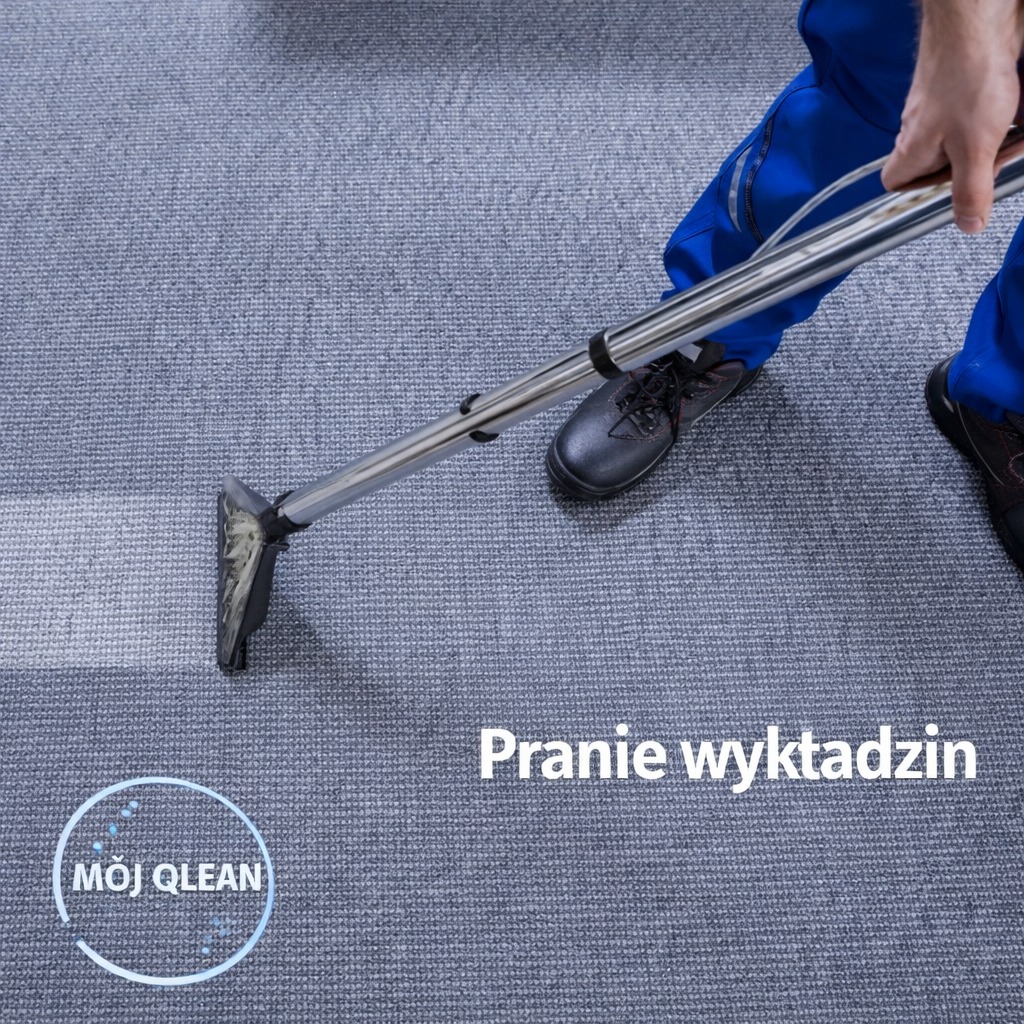 Pranie wykładziny szarym odkurzaczem piorącym. Widoczny fragment wyczyszczonej powierzchni i logo firmy sprzątającej w lewym dolnym rogu.