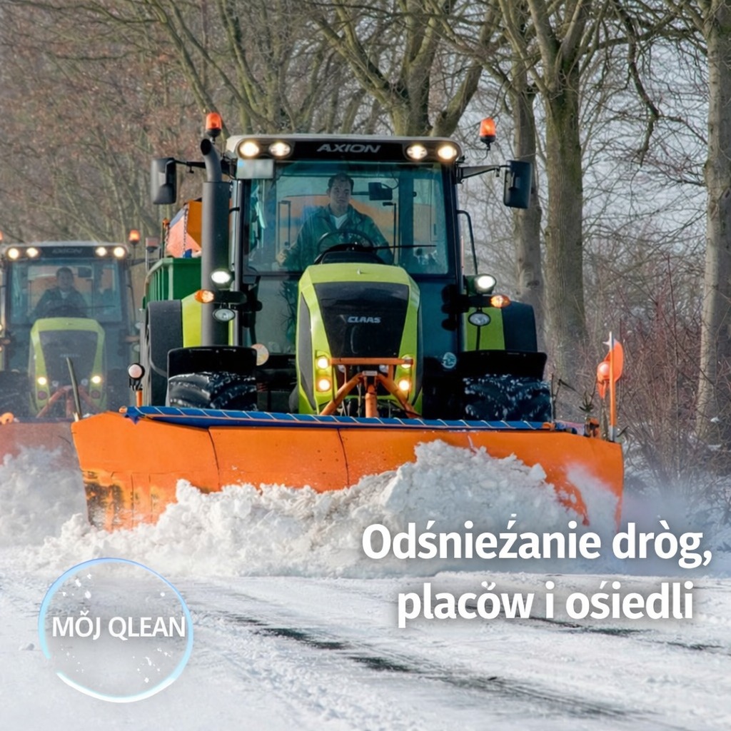Odśnieżanie dróg traktorem Claas Axion z pomarańczowym pługiem. W tle drugi traktor i drzewa. Usługa odśnieżania z logo firmy Mój Qlean.