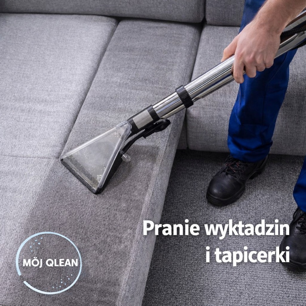 Pranie tapicerki meblowej szarą ssawką piorącą. Widoczna różnica w czystości po praniu. Noga pracownika w niebieskich spodniach i czarnych butach.