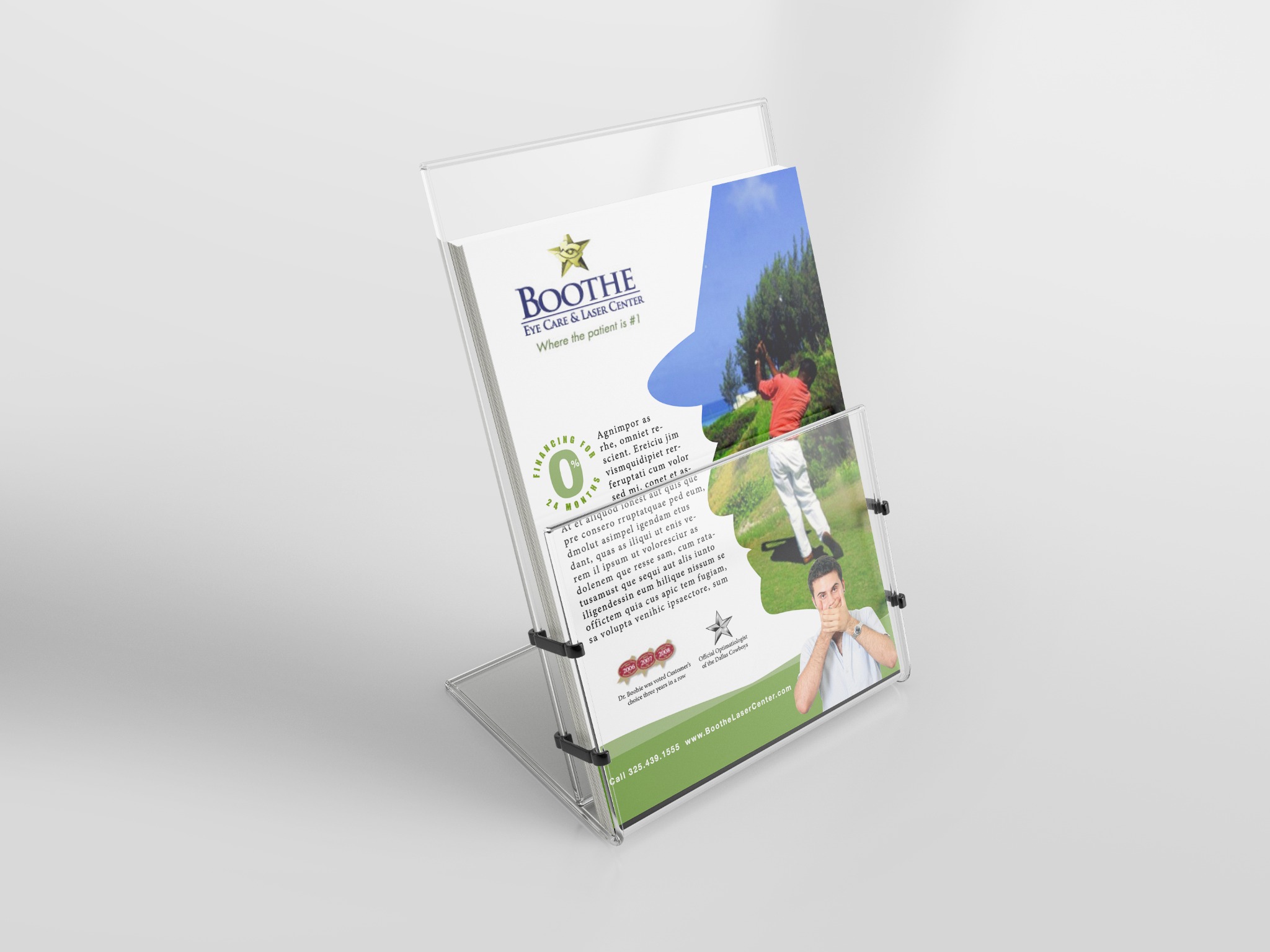 Przezroczysty stojak na ulotki prezentuje materiały reklamowe kliniki okulistycznej Boothe Eye Care & Laser Center, z grafiką przedstawiającą golfistę i lekarza.