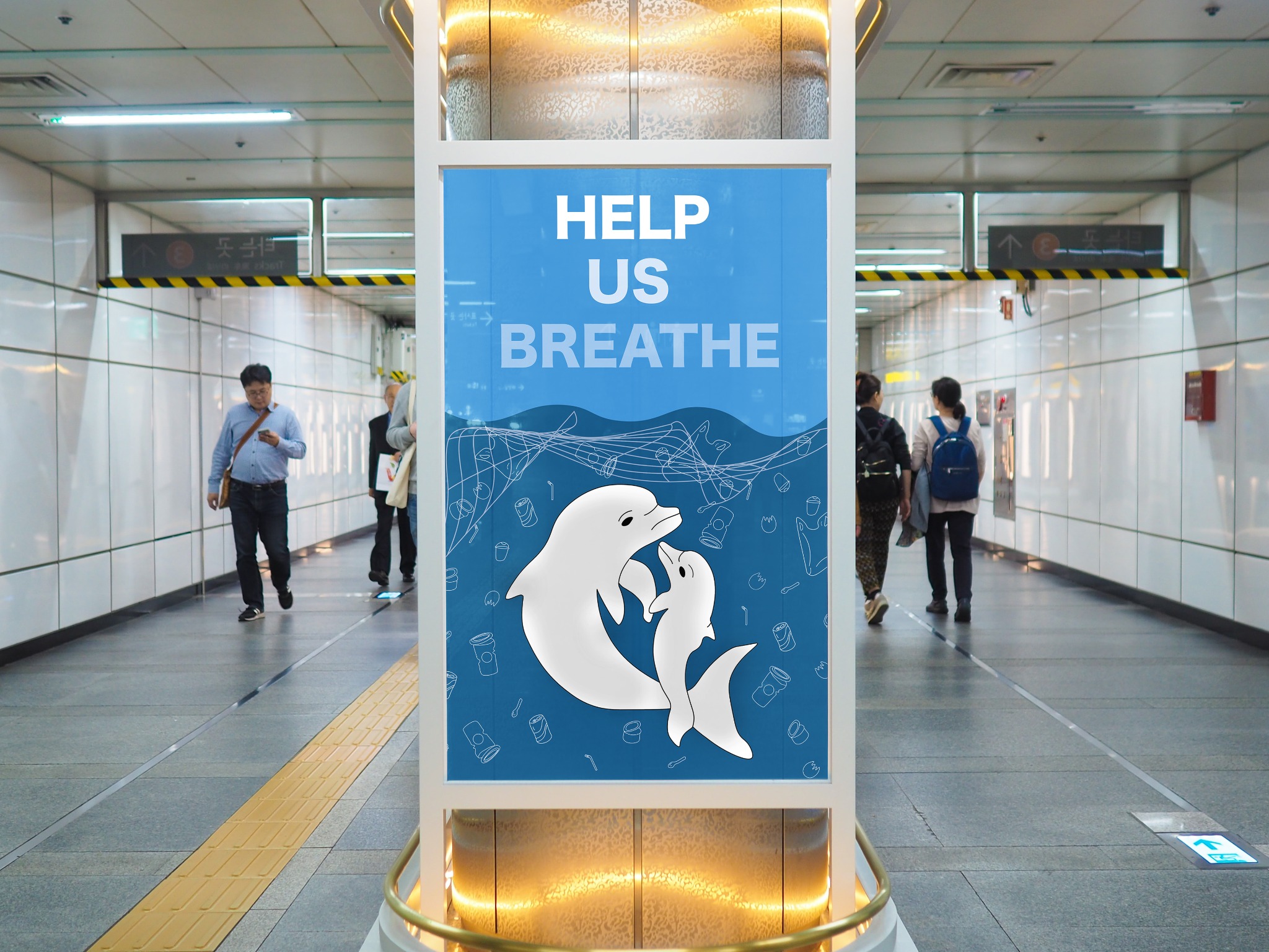Plakat w metrze z grafiką dwóch białych delfinów na niebieskim tle, z hasłem 'HELP US BREATHE', otoczonych rysunkami puszek i słomek, promujący kampanię ekologiczną.