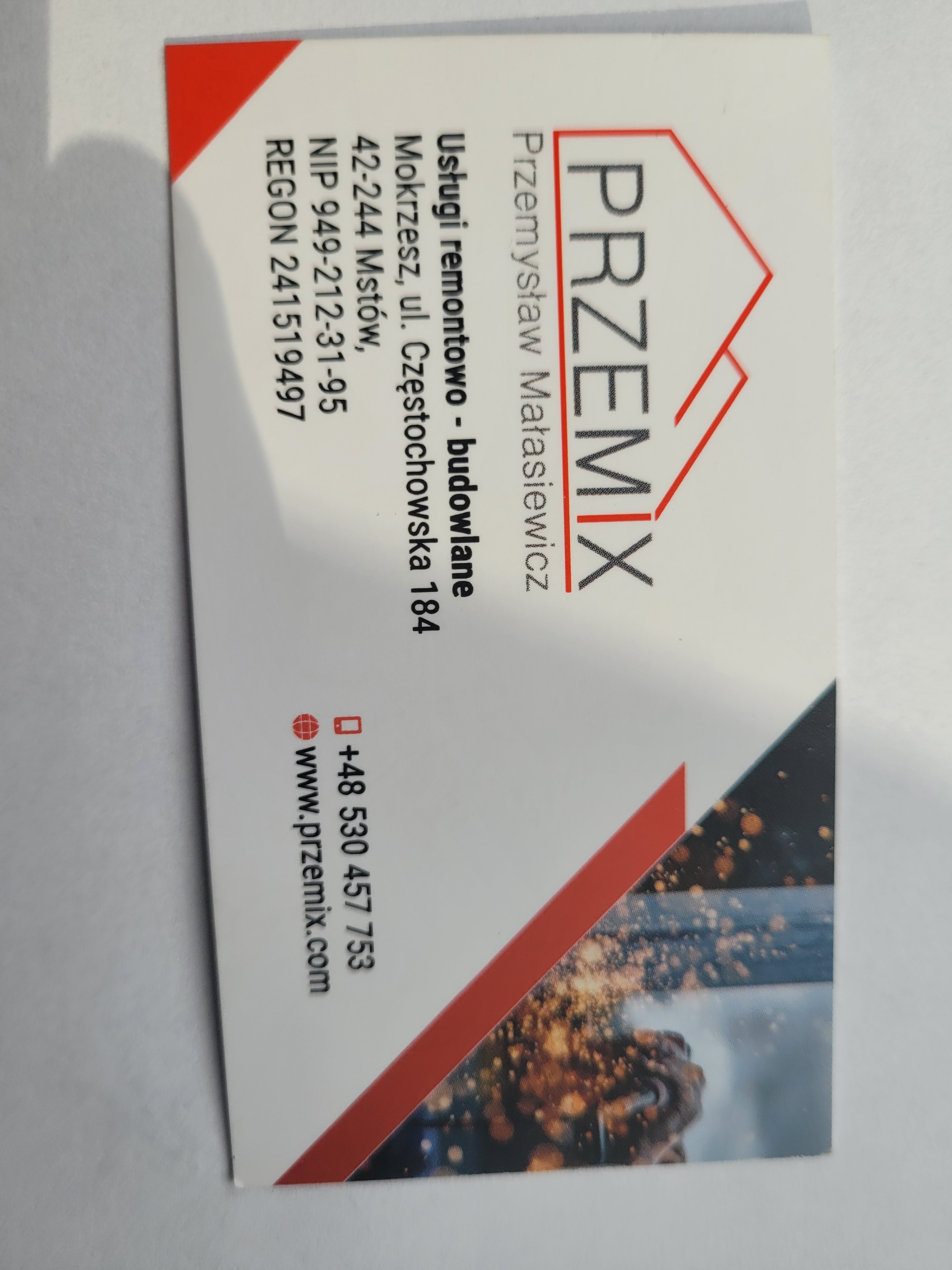 Wizytówka firmy remontowo-budowlanej Przemix z adresem, numerem telefonu i stroną internetową, z elementami graficznymi w kolorze czerwonym.