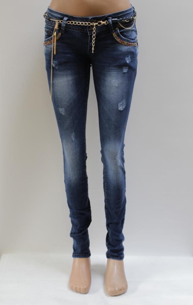 Damskie jeansy rurki, ciemny denim z przetarciami i ozdobnym złotym łańcuszkiem w pasie, prezentowane na manekinie od pasa w dół.