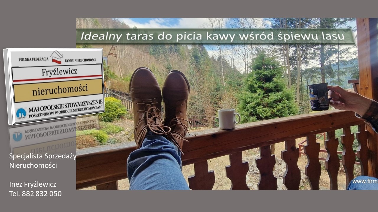 Relaks na tarasie z widokiem na las, stopy w brązowych butach na drewnianej balustradzie, biały kubek obok, w oddali las, w lewym dolnym rogu wizytówka firmy Fryźlewicz Nieruchomości.