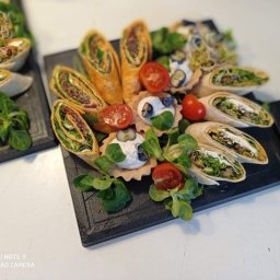 Jesteśmy małym osiedlowym Bistro na Wiczlinie w Gdyni.
Przygotowywujemy przekąski zimne jak i dania gorące na wszelkiego rodzaju imprezy okolicznościowe z dostawą do klienta. Obsługujemy również imprezy firmowe oraz organizujemy takie u nas w lokalu. 