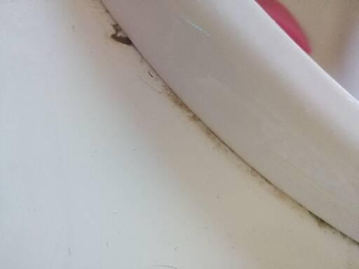 Zanieczyszczona krawędź wanny w łazience w Rybniku, widoczne ślady pleśni i osadu przed czyszczeniem.