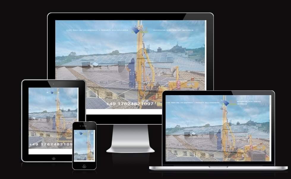 Responsywna strona internetowa prezentująca montaż paneli słonecznych na dachu, wyświetlana na monitorze, laptopie, tablecie i smartfonie.