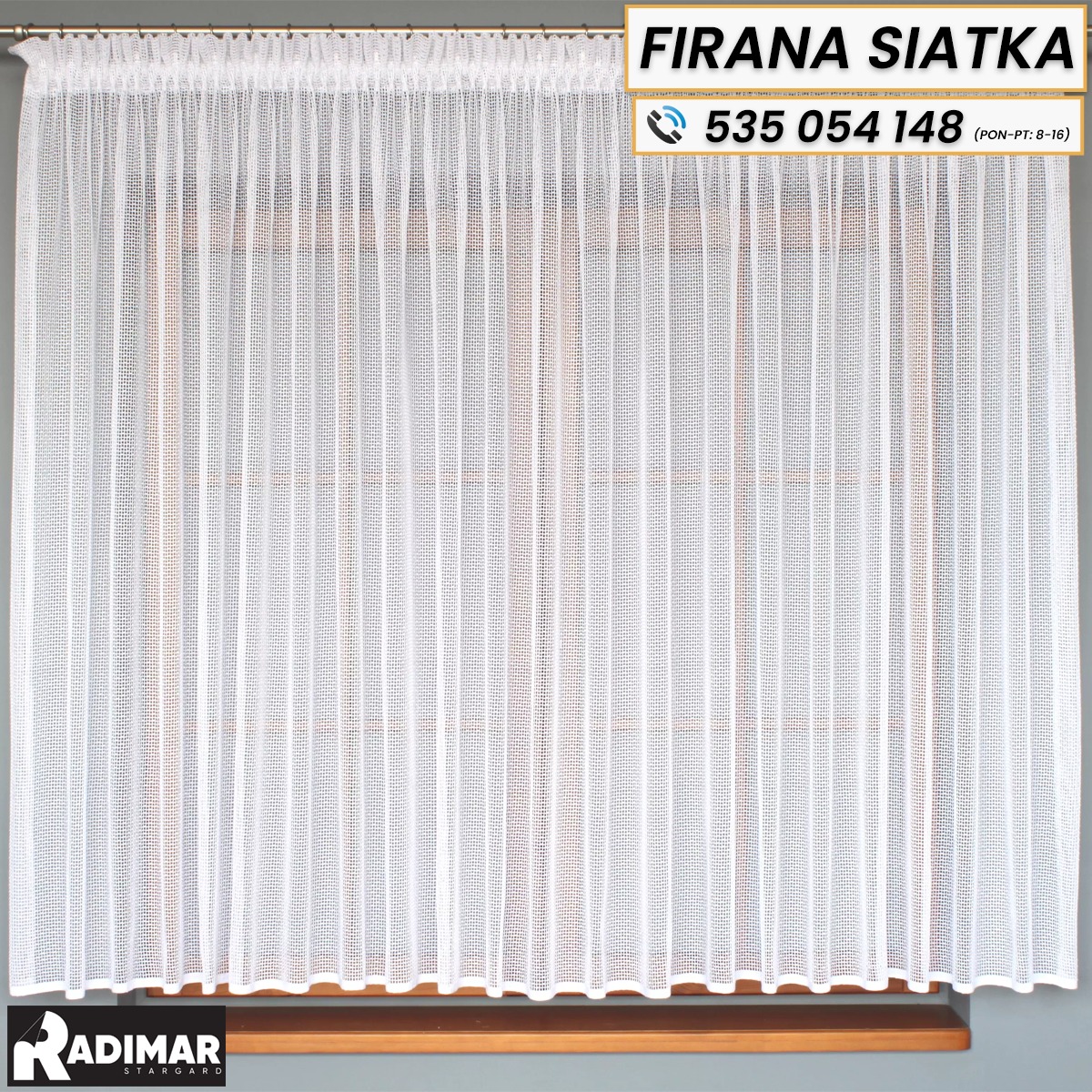Biała firana siatka zawieszona na karniszu, z widocznym numerem telefonu i logo producenta w rogu.