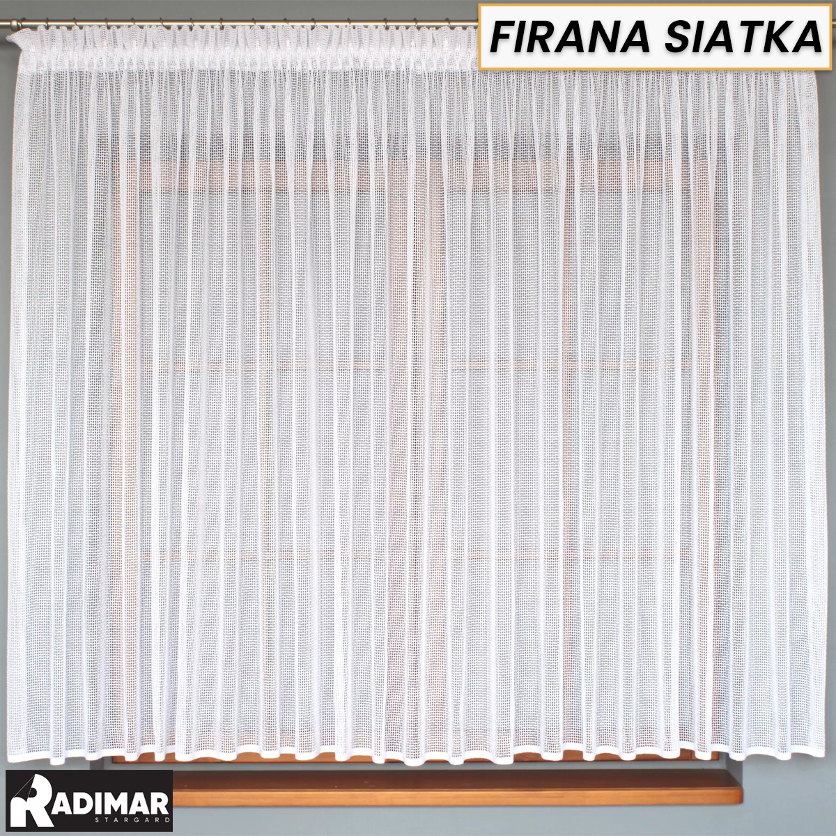 Delikatna, biała firanka siatkowa zawieszona na karniszu, przepuszczająca światło, z widocznym logo producenta w lewym dolnym rogu.