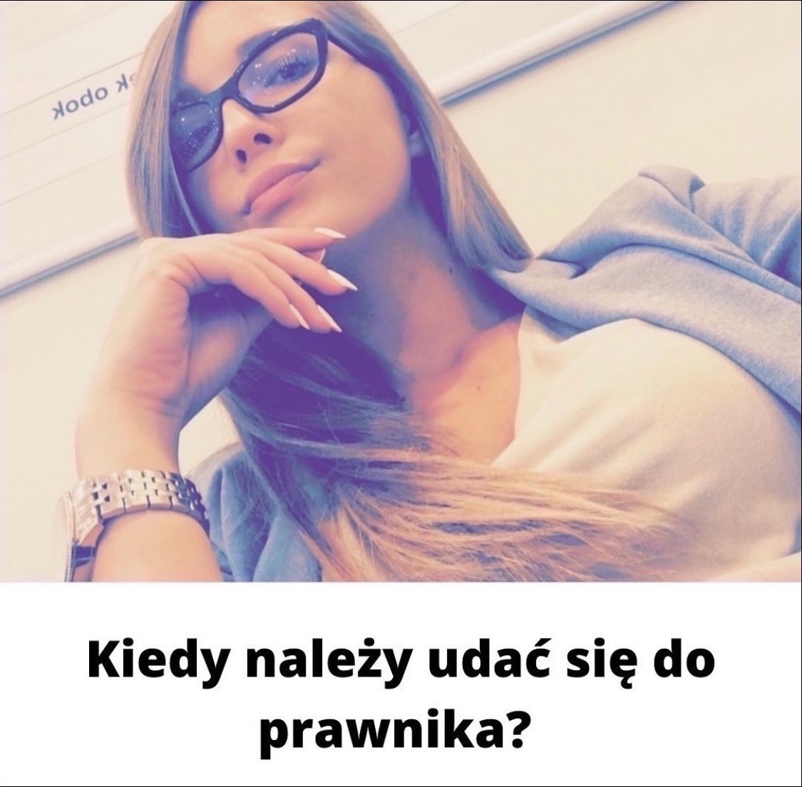Portret kobiety w okularach, z pytaniem 'Kiedy należy udać się do prawnika?' na dole zdjęcia, sugerujący potrzebę konsultacji prawnej.