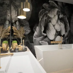 Nowoczesna łazienka z białą wanną, umywalką i złotymi akcentami, na tle ściany z motywem kwiatowym i designerskimi lampami.