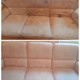 Porównanie: Trzyosobowa kanapa z jasną tapicerką przed i po czyszczeniu, widoczne wyraźne różnice w usunięciu plam i zabrudzeń na siedzisku i oparciu.