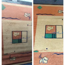 Dywan z geometrycznymi wzorami i motywem kwiatowym, widok przed i po czyszczeniu, prezentujący różnicę w wyglądzie i intensywności kolorów.