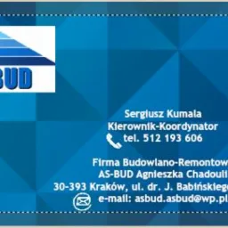 Wizytówka firmy budowlano-remontowej AS-BUD z logo przedstawiającym niebieską piramidę schodkową, dane kontaktowe kierownika-koordynatora Sergiusza Kumali oraz adres e-mail.