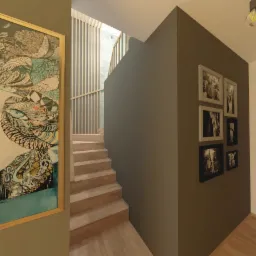 Nowoczesne wnętrze z drewnianymi schodami, galerią czarno-białych zdjęć na ścianie i abstrakcyjnym obrazem z motywem twarzy w złotej ramie.