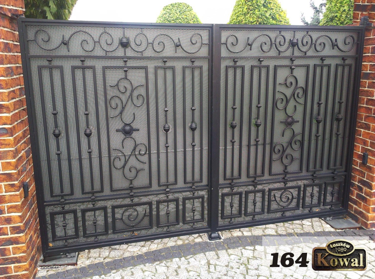 brama ozdobna pełna