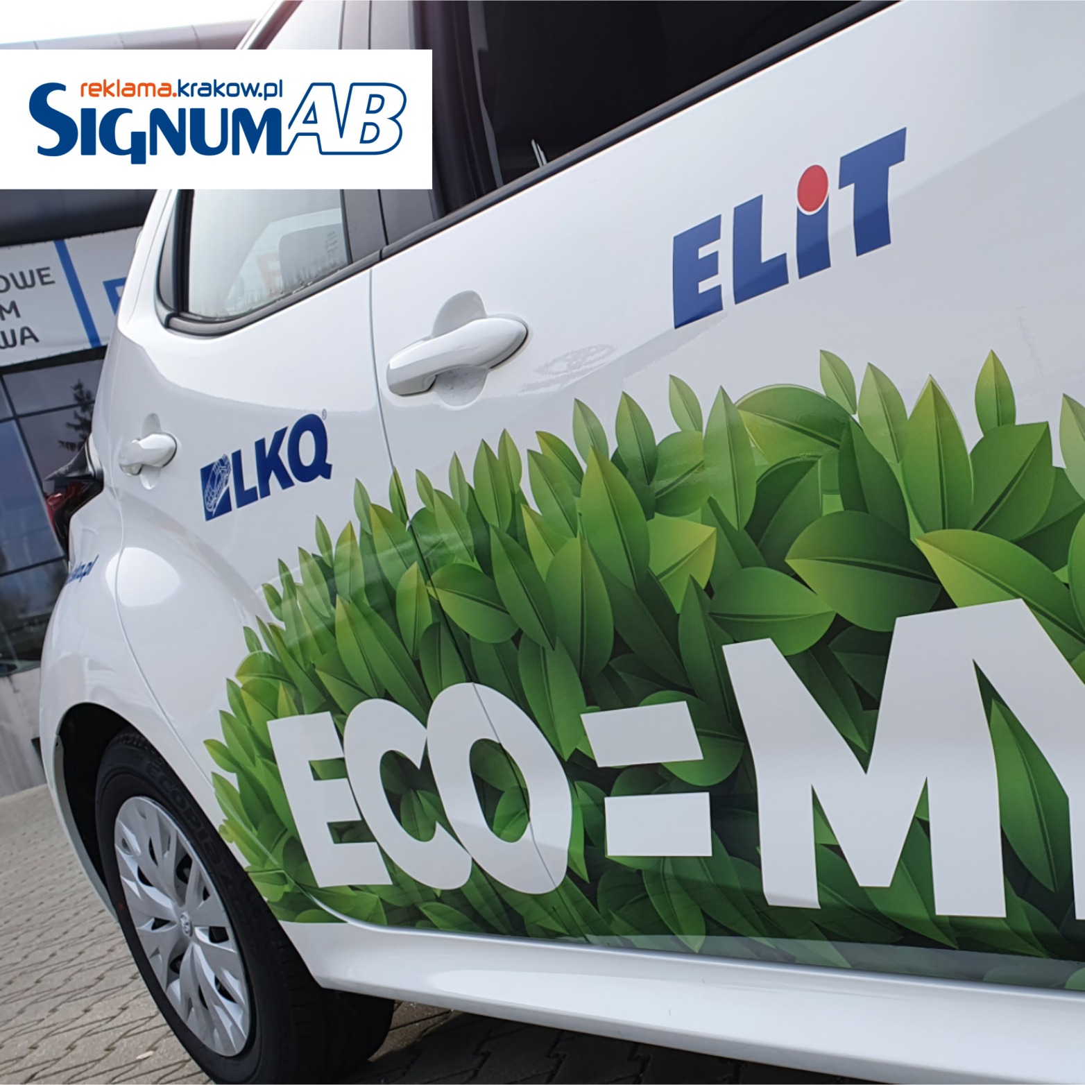 Biały samochód oklejony grafiką reklamową z logo firm ELIT i LKQ oraz motywem liści i napisem ECO=MY.