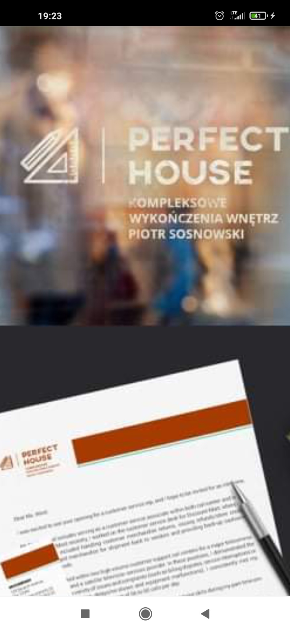 Logo firmy Perfect House z branży wykończeń wnętrz, widoczne na szybie i na dokumencie obok eleganckiego pióra.