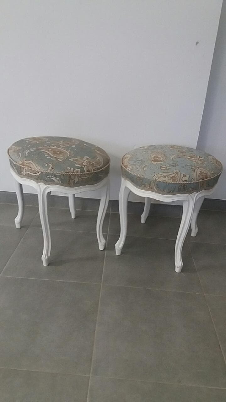 Dwa tapicerowane taborety w stylu Ludwika, z białymi, giętymi nogami i okrągłymi siedziskami w odcieniach błękitu i beżu, na szarej podłodze w Bytomiu.