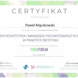 Certyfikat ukończenia 3-miesięcznego kursu online z psychodietetyki i narzędzi psychoterapeutycznych w praktyce dietetyka, wydany Pawłowi Mączkowskiemu przez FoodForum i Uniqskills.