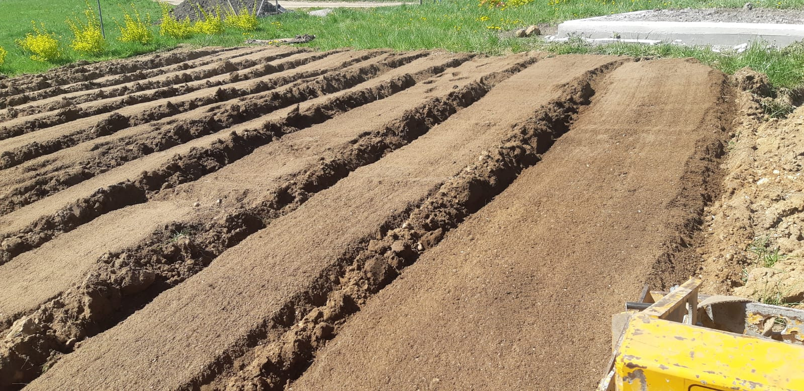 Frezowanie gleby glebogryzarką - przygotowanie pod trawnik.