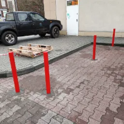 Montaż słupków odbojowych przed paczkomatem.