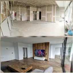 Dwuetapowy widok salonu: górna część ukazuje surowy stan z płytami gipsowo-kartonowymi i instalacjami, dolna część prezentuje wykończone wnętrze z drewnianą ścianą telewizyjną, parkietem w jodełkę...